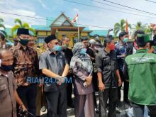 Ketua DPRD Bengkalis Khairul Umam saat temui ratusan mahasiswa Gempur