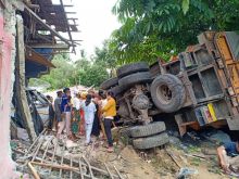 Rem Blong, Truk Batubara Tabrak Rumah Warga, Satu Korban Dilarikan ke RSUD (foto/zar)