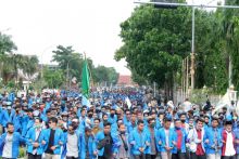 Mahasiswa melakukan aksi demo di depan kantor gubernur Riau