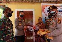 Bedah Rumah, Kapolres Inhil Serahkan Kunci kepada Ibu Nurhayati (foto/rgo)