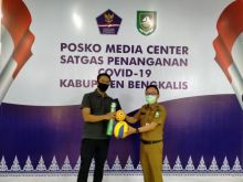 Dharma Firdaus Sitompul dan dr. Ersan Saputra saat menyerahkan sarana olahraga