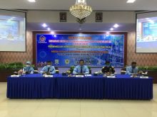 Narasumber DJP saat memaparkan presentasi