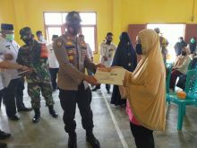 Kapolsek Pangkalan Lesung Kawal Penyaluran Bantuan Langsung Tunai di Desa Sari Makmur