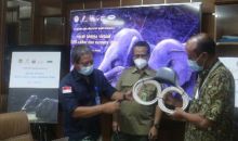 Mewakili PT. Chevron Pacific Indonesia (PT CPI), Ketua PGI Donny Gunaryadi (kanan) menyerahterimakan bantuan GPS Collar dan camera trap kepada Kepala BBKSDA Riau Suharyono (kiri) dalam acara semivirtual di Gedung Manggala Wanabhakti, Jakarta, Selasa (13/10). Serah terima tersebut disaksikan oleh Dir