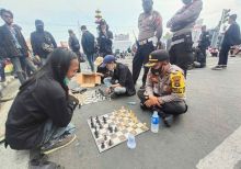 Demo Tolak Omnibus Law UU Cipta Kerja, Polisi dan Mahasiswa Sempatkan Main Catur (foto/int)