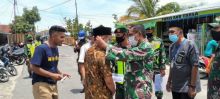 Kodim, Polres Inhil dan YVB Bagikan Masker Untuk Jamaah Mesjid Jami' Al Ghulam (foto/int)