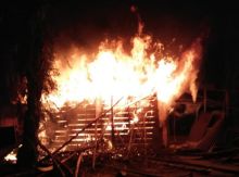 Sering Jual Tuak, Emak-Emak di Desa Batas Bakar Dua Warung Remang-Remang (foto/ist)