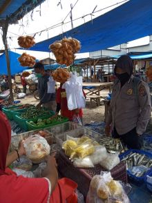 Sosialisasikan Adaptasi Kebiasaan Baru, Polsek Teluk Meranti Turunkan Polwan ke  Pasar