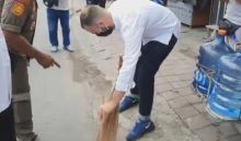 Bule di Bali dihukum menyapu jalan