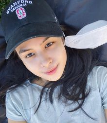 Maudy Ayunda Selfie Pakai Topi Cardinal Standford, Netizen: Bening Banget (foto/int)