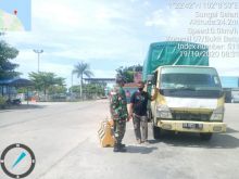 Serma Amir Mahmud saat melakukan giat protokol kesehatan di pelabuhan Roro Sei Selari