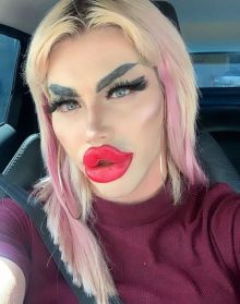 Pria Ini Rela Merogoh Kocek Hingga Ratusan Juta Untuk Filler Bibir dan Penampilan Seperti Boneka Barbie