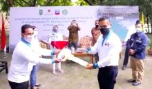 GM Corporate Affairs Asset PT CPI Sukamto Tamrin saat menyerahkan bantuan secara simbolis