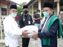 Berlangsung Sederhana, Pjs Bupati Siak Indra Agus Lukman pimpin Upacara Hari Santri di Ponpes Nurul Furqon (foto/lin)