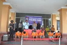 Gasak Barang Inventaris Sekolah di Beberapa Wilayah Kabupaten Siak, 5 Orang Pria Paruh Baya Di Amankan Polres Siak (foto/lin)