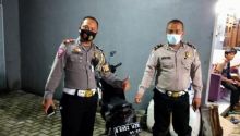 Pihak kepolisian menilang motor ABD yang mengendarai kendaraannya seperti supermen terbang. (Foto: Detik.com)
