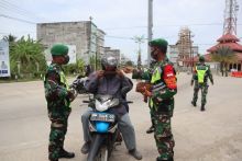 Kodim 0314 Inhil dan Polsek Tembilahan Bagi-bagi Masker di Tempat Ibadah (foto/ist)