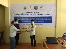 Penyerahan secara simbolis bantuan peralatan pertanian kepada salah satu peserta dari Desa Sam Sam, Kandis, Siak, dalam pembukaan pelatihan Program Pengelolaan Lahan Tanpa Bakar (PLTB) yang ditaja PT CPI – BRG di Desa Sintong Pusaka pada Jumat (23/10). Perwakilan dari 10 desa akan dilatih dan didamp