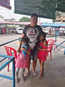 Kisah Ayah Tunawisma Dengan Dua Putrinya Dan Jadi Penjual Cakoi Untuk Memberi Makan Anak-Anaknya, Jadi Viral di Malaysia