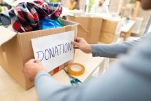 Wanita Ini Merasa Sangat Malu Setelah Menyumbangkan Tas yang Salah ke Toko Amal