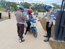Periksa Surat Menyurat Kendaraan, 13 Personil Polres Rohul Terjaring Gaktiplin dan Dihukum Push Up (foto/amsur)