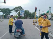 Ketua DPD II Partai Golkar Syahrial ST bersama pengurus Golkar Kab. Bengkalis saat bagikan 2000 masker