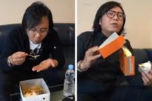 Makan Nasi Kotak dan Kue Dengan Lahap, Ari Lasso: Beginilah Kami, Sama Saja Kita (foto/int)