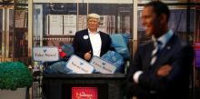 Patung Trump ditempatkan di tempat sampah