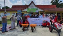 Serah terima bantuan Program Bank Sampah dan Ketahanan Pangan di Kantor Desa Petani, Kecamatan Bathin Solapan, pada Jumat (30/10). SKK Migas - PT. Chevron Pacific Indonesia (PT CPI) menyerahkan bantuan untuk empat desa di Kabupaten Bengkalis dengan menggandeng sebagai mitra pelaksana.