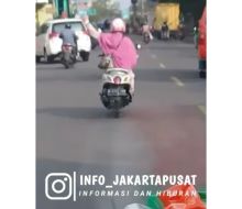 Emak-emak bantu kawal ambulans viral di media sosial