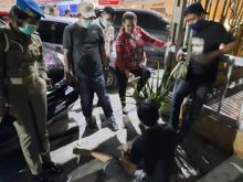 Seorang pria lompat dari lantai 2 kamar hotel