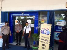 Polsek Bandar Sei Kijang Dampingi Petugas Bank Tenerapan Protokol Kesehatan