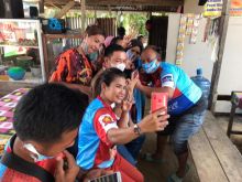 Husni Tamrin mendapat sambutan antusias saat bertemu warga