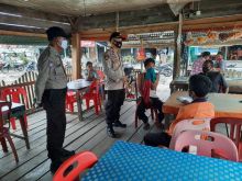 Tekan Penyebaran Covid-19, Personil Polsek Kuala Kampar Imbau Warga Gunakan Masker
