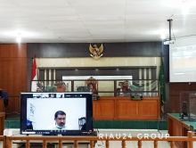 Sidang Vonis Amril Mukminin dilakukan secara virtual, namun karena salah satu hakim berhalangan hadir Sidang Vonis akhirnya ditunda.