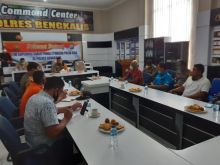 Kapolres Bengkalis AKBP Hendra Gunawan saat pimpin rapat penanggulangan bencana alam