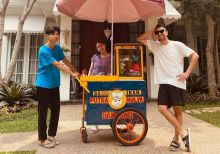 Raffi Ahmad dan Nagita Foto di Gerobak Bakso Ikan, Netizen Usul Dimas Ramadhan Diajak Main Sinetron (foto/int)