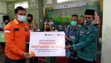 Rumah Zakat menyerahkan bantuan 50 paket program Khitanan Massal untuk Masyarakat di sekitar kelurahan sungai Beringin. (Foto: Istimewa)