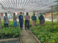 Camat Lubuk Dalam Andi Putra bersama masyarakat di lokasi KBD.  Foto: ist