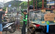 Viral Ojol Terima Order Lemari Kaca Besar, Netizen: yang Beli Nyusahin Orang (foto/int)