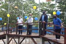 SEVP Business Support PTPN V Rurianto bersama Komandan Pangkalan Udara Roesmin Nurjadin Marsekal Pertama Ronny Irianto Moningka meninjau Ruang Terbuka Hijau dan Taman Kolam Wisata yang dibangun melalui partisipasi Program Bina Lingkungan PTPN V, Jumat, di Pekanbaru (foto/ist)