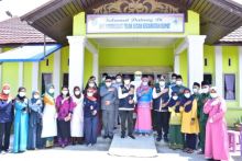 Gubri saat foto bersama dengan petugas medis kesehatan