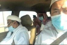 Habib Rizieq Shihab dalam mobil yang membawanya pulang menuju kediamannya.  Foto: int