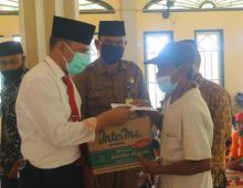 Pjs Bupati Indra Serahkan Secara Langsung Zakat Tahap IV di Kecamatan Bungaraya (foto/lin)