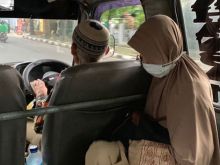 Viral Supir Sepuh Bawa Angkot yang Sepi, Ditemani Istrinya yang Setia, Netizen Langsung Sedih (foto/int)