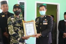 Kapolres Inhil Berikan Penghargaan Penulis Buku Sejarah Perjalanan Pahlawan M Boya (foto/rgo)