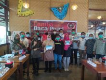 Para juara lomba baca puisi berfoto bersama
