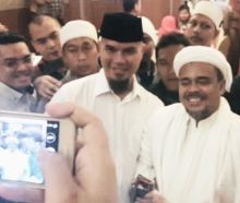 Ahmad Dhani Sambut Habib Rizieq Shihab Dengan Senyuman, Netizen: Awas Kehapus Postingannya (foto/int)