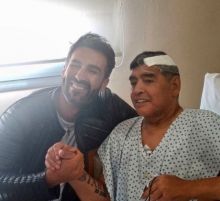 Diego Maradona Berfoto Untuk Pertama Kalinya Setelah Menjalani Operasi Otak Darurat