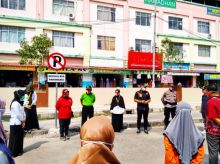 Peringati Hari Kesehatan Nasional, Camat Pekanbaru Kota Bagikan Masker ke Pedagang Agus Salim